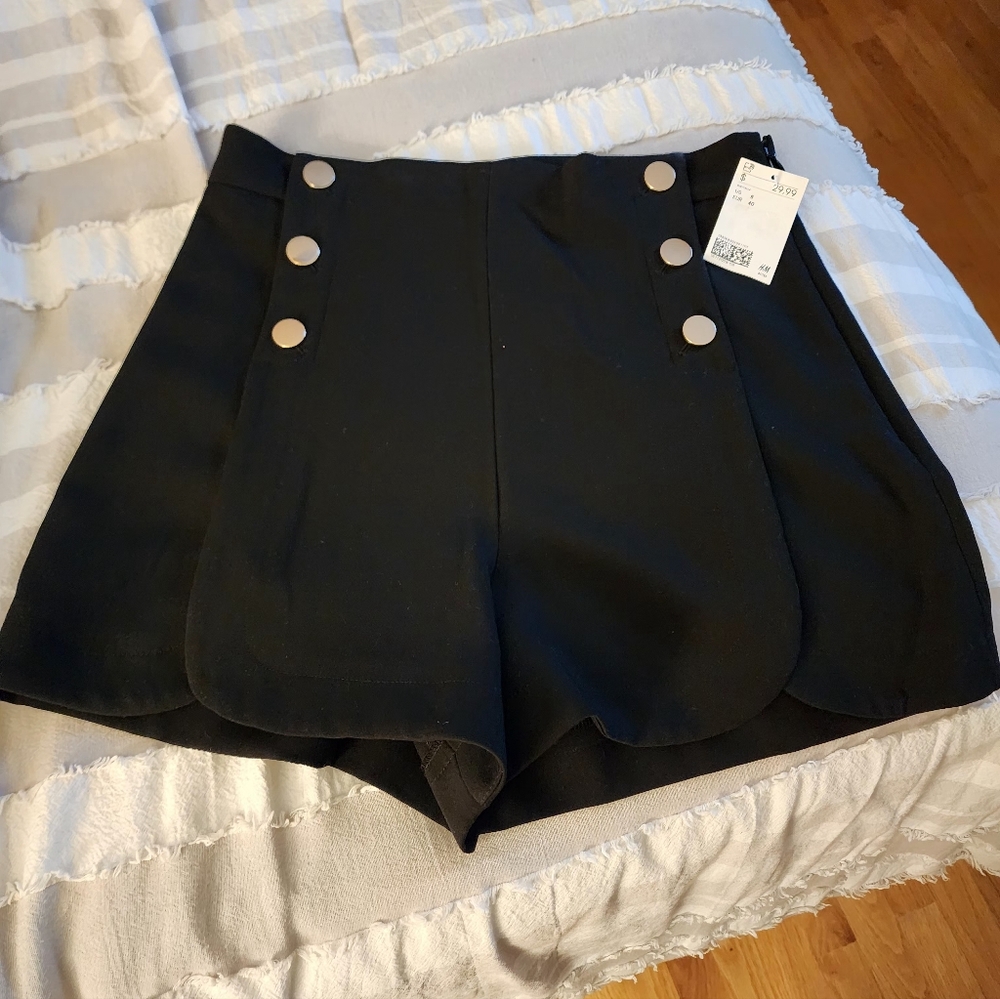H&M Black High-Waisted Buttoned Shorts